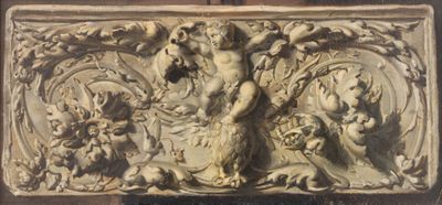 une photo en gros plan d'une plaque accrochée au mur