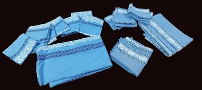 de nombreux morceaux de tissu bleu ornés de motifs blancs