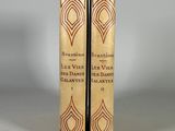 deux vieux livres posés l'un sur l'autre sur une table