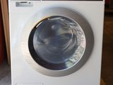 une machine à laver posée sur une palette