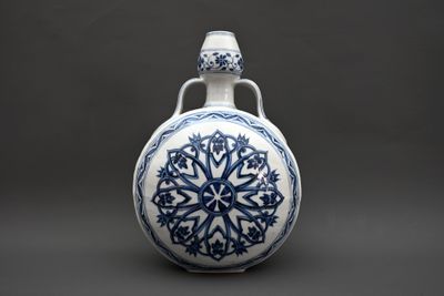 un vase bleu et blanc orné d'un motif de flocons de neige