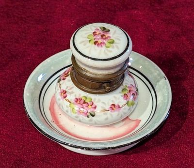 Encrier en porcelaine à décor de fleurs - Diam.