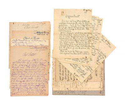 une pile de vieilles lettres et de vieux papiers empilés les uns sur les autres