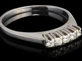 gros plan d'une bague en diamant sur une surface noire