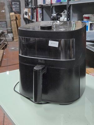 une machine noire posée sur une table en verre