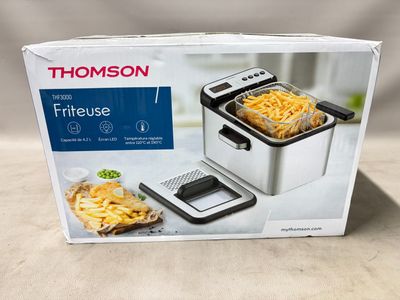 un gros plan sur une boîte de nourriture posée sur une table