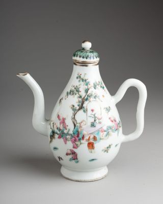 théière en porcelaine chinoise ornée d'oiseaux et de fleurs sur fond blanc