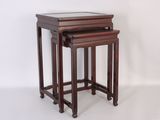 trois tables gigognes en bois avec des plateaux en verre, sur fond blanc