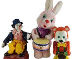 trois figurines de clowns et un lapin avec un tambour