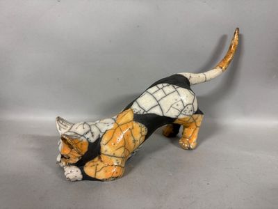 un chat en céramique debout sur ses pattes arrière