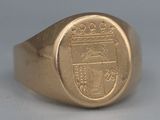 une image représentant une bague-sceau en or ornée d'un blason