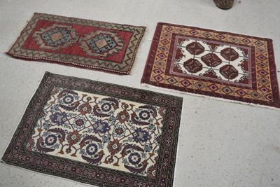 trois tapis sont disposés sur le sol
