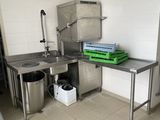 une cuisine avec un évier et une poubelle
