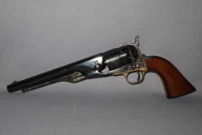 un vieux fusil avec une poignée en bois sur fond blanc