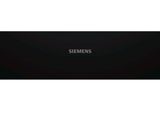 une photo en noir et blanc du nom « Siemens » sur le mur