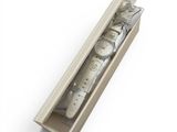 une boîte contenant une brosse à dents et une brosse à dents à l'intérieur