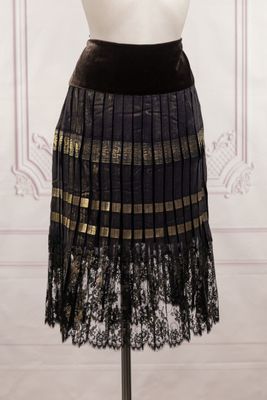 jupe plissée noire et dorée avec bordure en dentelle