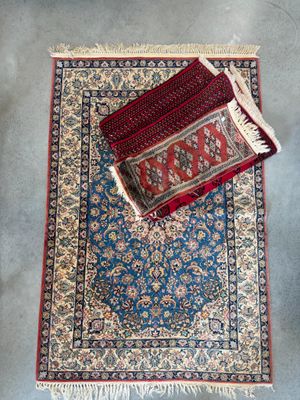 un tapis bleu sur lequel est posé un tapis rouge et blanc