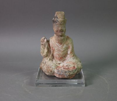 statue d'une femme assise en position du lotus sur un socle transparent