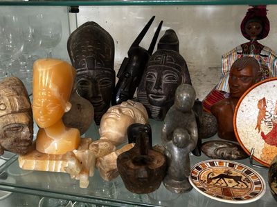 une étagère en verre sur laquelle sont disposés de nombreux objets divers