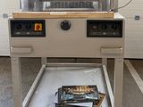 une machine posée sur une table dans un garage