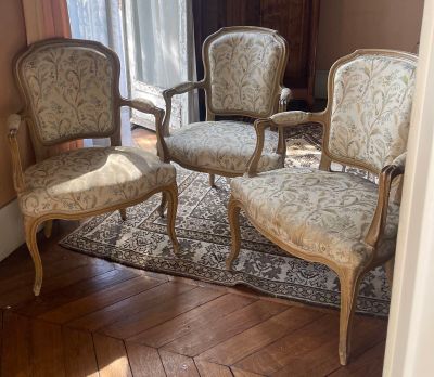 quatre chaises dans une pièce où il y a un tapis au sol