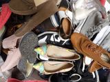 de nombreuses paires de chaussures empilées les unes sur les autres