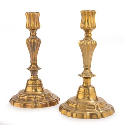 paire de chandeliers anciens en laiton sur fond blanc