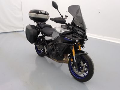 une moto garée dans une pièce