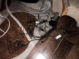 un tas de fils par terre, à côté d'une chaise