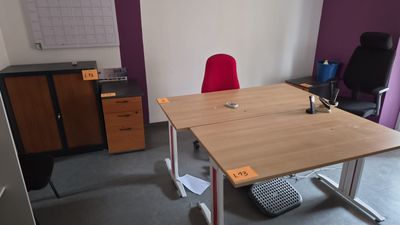 un bureau avec une chaise et une armoire dans un coin