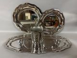 un plateau en argent sur lequel se trouvent un miroir et une coupe en argent
