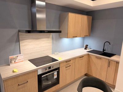 une cuisine équipée d'une cuisinière, d'un four, d'un évier et d'une table de salle à manger