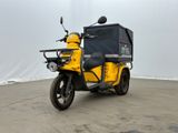 une moto qui est garée dans un parking