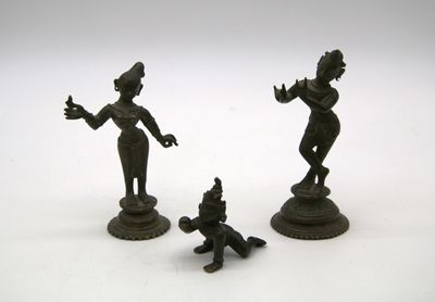 trois figurines en bronze représentant une femme et un enfant