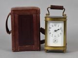 une petite horloge posée à côté d'une petite boîte
