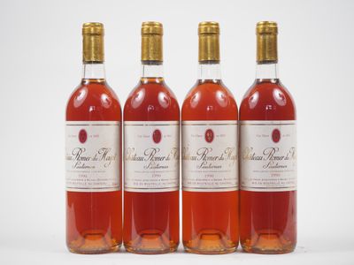 trois bouteilles de vin posées les unes à côté des autres sur une surface blanche