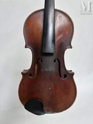 un vieux violon avec un archet noir sur fond blanc