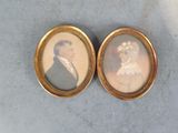 deux portraits miniatures d'un homme et d'une femme dans des cadres dorés