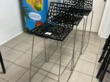quatre chaises placées devant un distributeur automatique