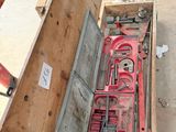 une boîte contenant des outils, posée par terre