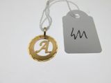un pendentif plaqué or sur lequel figure la lettre « a »