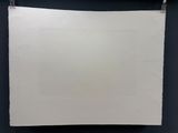une feuille de papier blanche accrochée à un mur noir