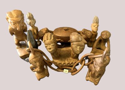 un groupe de figurines assises sur une table