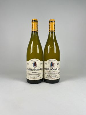 deux bouteilles de vin blanc posées l'une à côté de l'autre sur une table