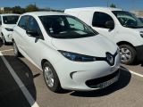 une voiture blanche garée dans un parking à côté d'autres voitures