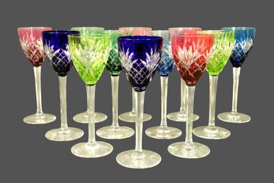 six verres à vin multicolores sont alignés en rangée
