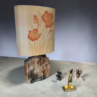 une lampe posée sur un rocher