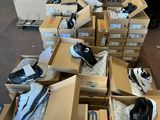 de nombreuses boîtes de chaussures empilées les unes sur les autres