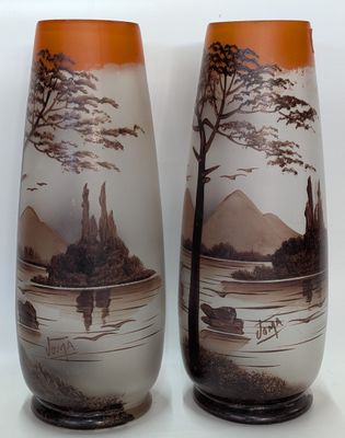 two vases that are sitting side by side on a table